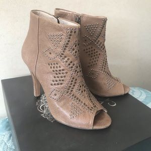 Vince Camuto open toe booties sz 6